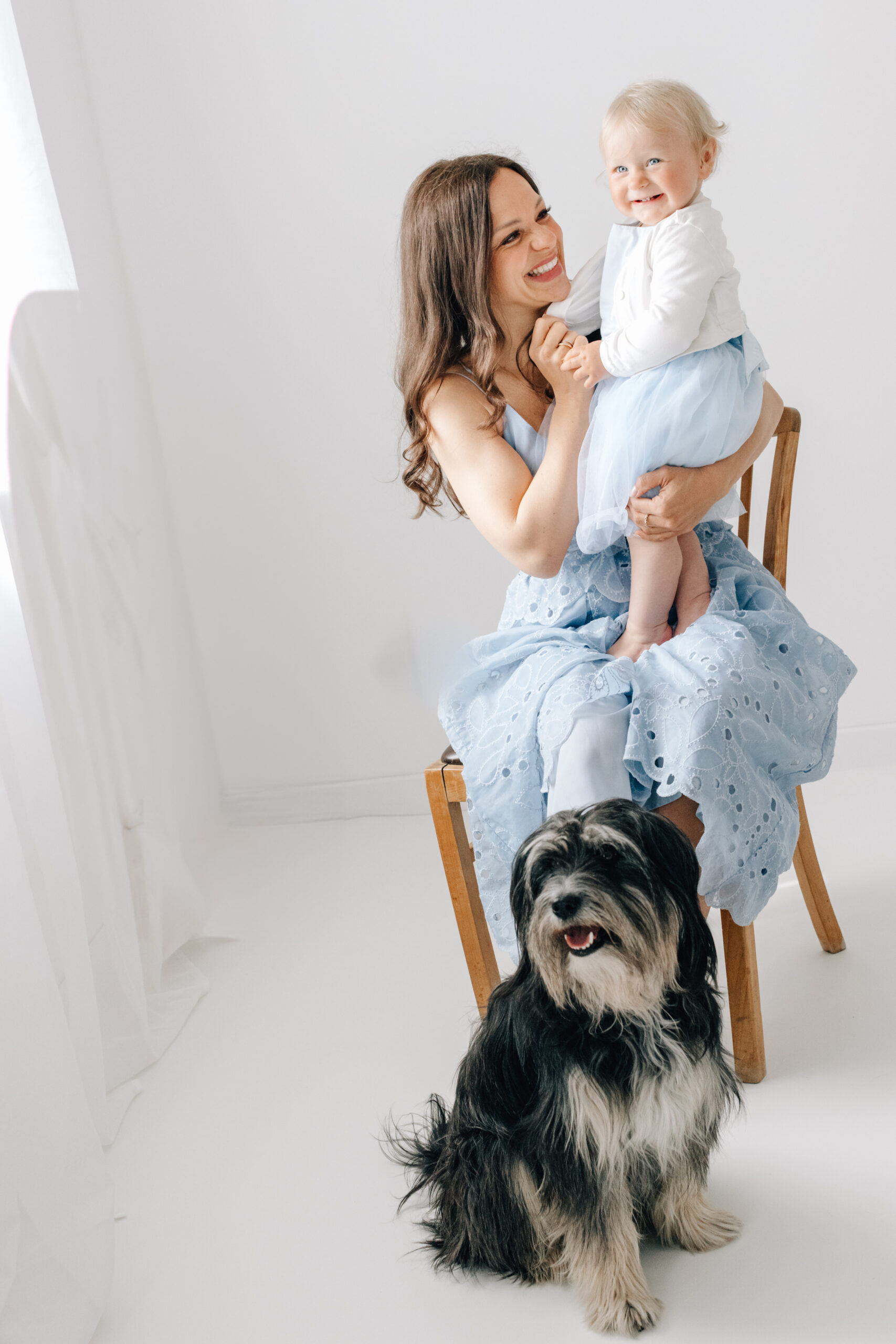Rednerin Helene Bauer mit ihrer Tochter und Hund vor hellem Hintergrund