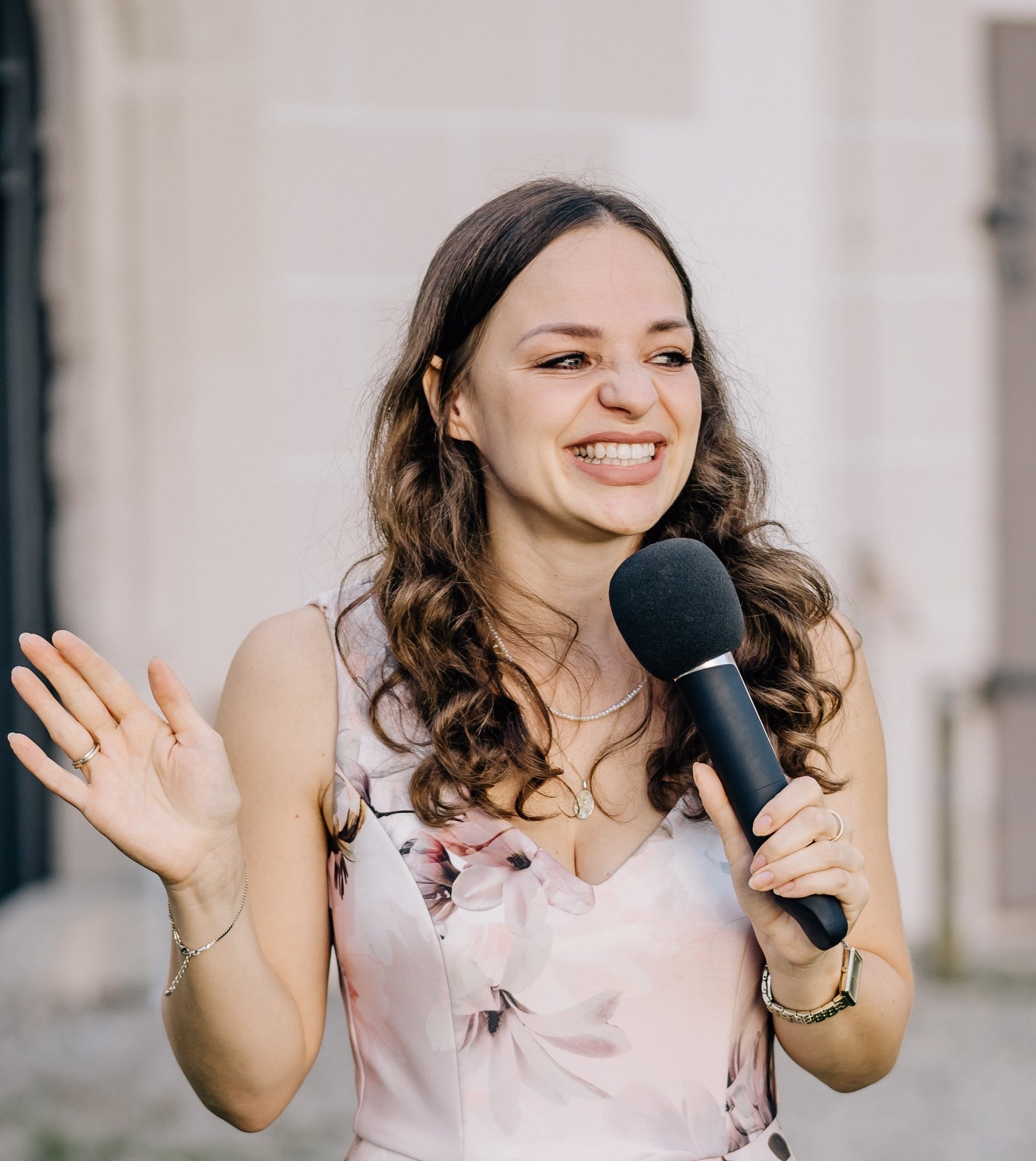 Helene Bauer hält eine emotionale Hochzeit bei einer freien Trauung auf Gut Dietersberg in der Oberpfalz