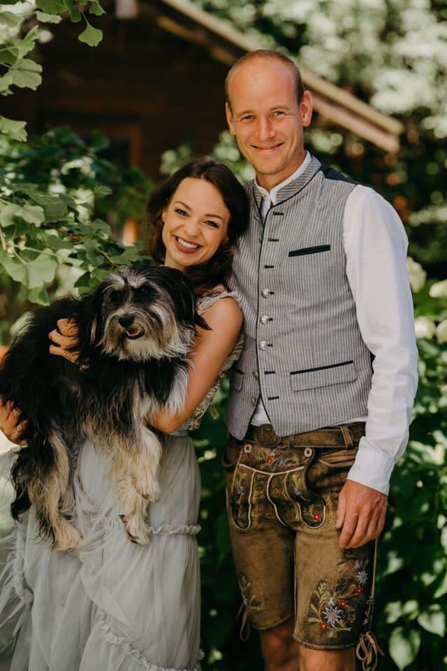 Helene und Philipp Bauer, Gründer-Team von Glückslöffler seit 2018, zusammen mit ihrem Hund Wilma.